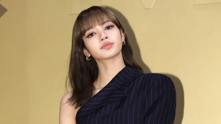 BLACKPINK’s Lisa stays calm as photographers yell at her staff